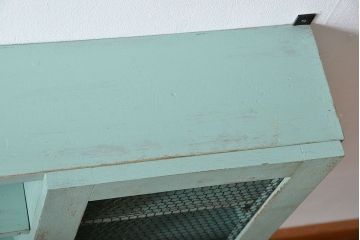 アンティーク家具　アンティークペイント　金網仕上げ扉のお洒落な壁掛けキャビネット