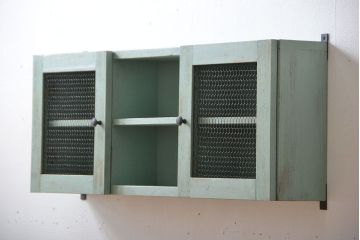 アンティーク家具　アンティークペイント　金網仕上げ扉のお洒落な壁掛けキャビネット