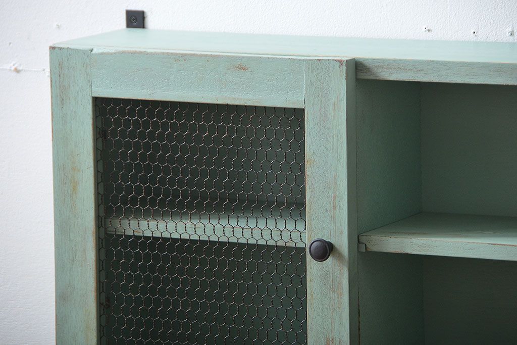 アンティーク家具　アンティークペイント　金網仕上げ扉のお洒落な壁掛けキャビネット