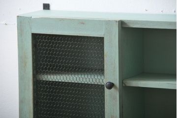 アンティーク家具　アンティークペイント　金網仕上げ扉のお洒落な壁掛けキャビネット