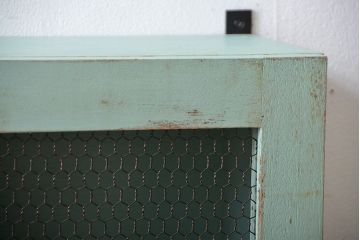 アンティーク家具　アンティークペイント　金網仕上げ扉のお洒落な壁掛けキャビネット