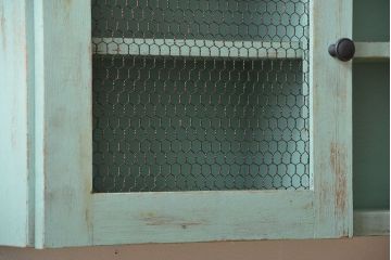 アンティーク家具　アンティークペイント　金網仕上げ扉のお洒落な壁掛けキャビネット