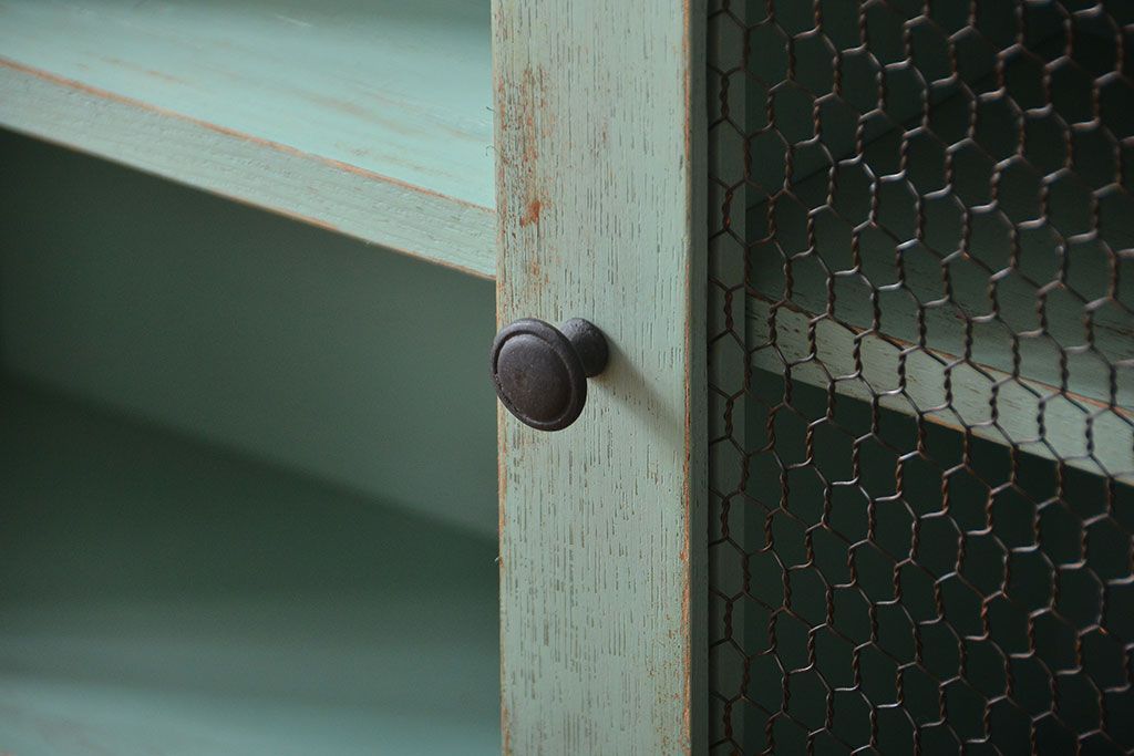 アンティーク家具　アンティークペイント　金網仕上げ扉のお洒落な壁掛けキャビネット