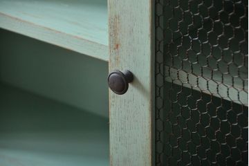 アンティーク家具　アンティークペイント　金網仕上げ扉のお洒落な壁掛けキャビネット