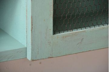 アンティーク家具　アンティークペイント　金網仕上げ扉のお洒落な壁掛けキャビネット