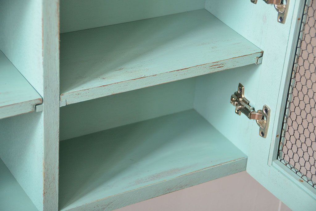 アンティーク家具　アンティークペイント　金網仕上げ扉のお洒落な壁掛けキャビネット