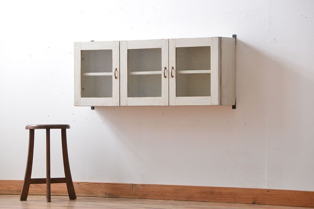 アンティーク家具　アンティークペイント　気泡ガラス入り!お洒落な壁掛け戸棚