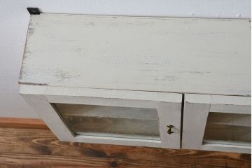 アンティーク家具　アンティークペイント　気泡ガラス入り!お洒落な壁掛け戸棚