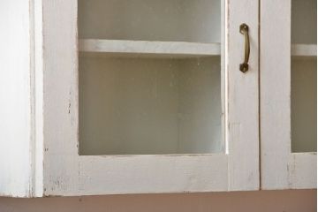 アンティーク家具　アンティークペイント　気泡ガラス入り!お洒落な壁掛け戸棚