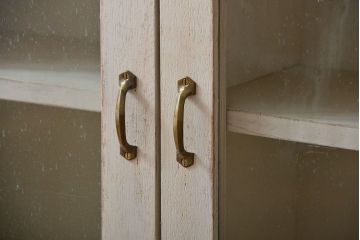 アンティーク家具　アンティークペイント　気泡ガラス入り!お洒落な壁掛け戸棚