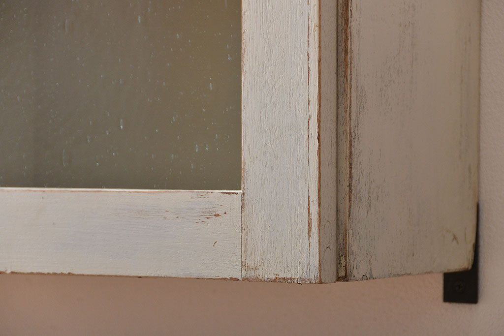 アンティーク家具　アンティークペイント　気泡ガラス入り!お洒落な壁掛け戸棚