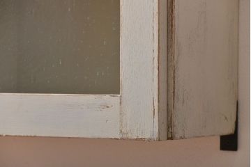 アンティーク家具　アンティークペイント　気泡ガラス入り!お洒落な壁掛け戸棚