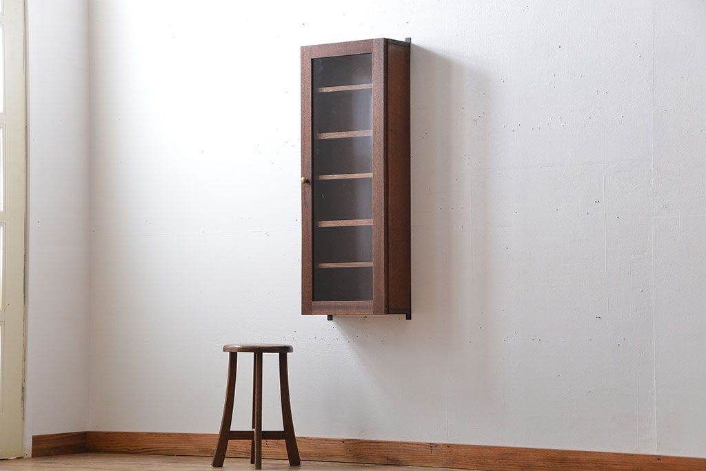 アンティーク家具　アンティーク　古い木製のお洒落な縦型壁掛け戸棚(1)