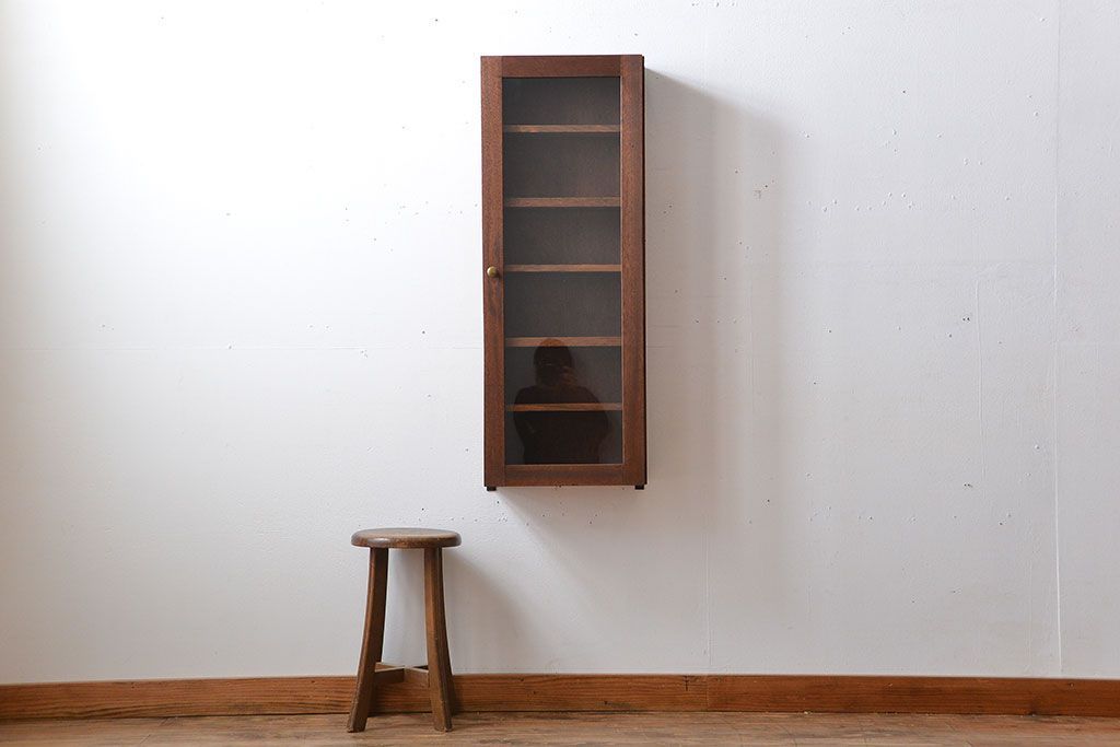 アンティーク家具　アンティーク　古い木製のお洒落な縦型壁掛け戸棚(1)