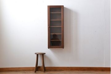 アンティーク家具　アンティーク　古い木製のお洒落な縦型壁掛け戸棚(1)