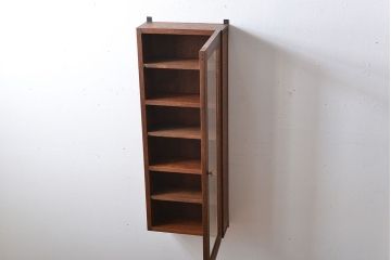 アンティーク家具　アンティーク　古い木製のお洒落な縦型壁掛け戸棚(1)