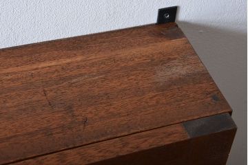 アンティーク家具　アンティーク　古い木製のお洒落な縦型壁掛け戸棚(1)