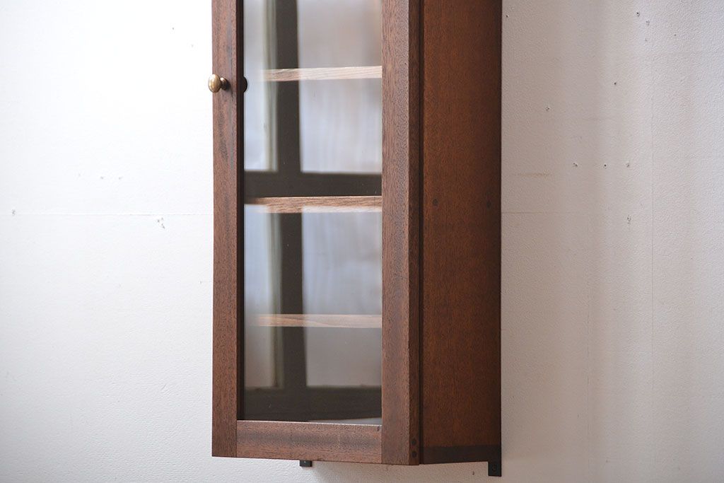 アンティーク家具　アンティーク　古い木製のお洒落な縦型壁掛け戸棚(1)