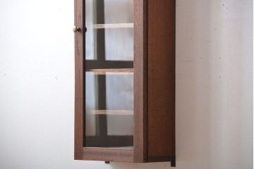 アンティーク家具　アンティーク　古い木製のお洒落な縦型壁掛け戸棚(1)