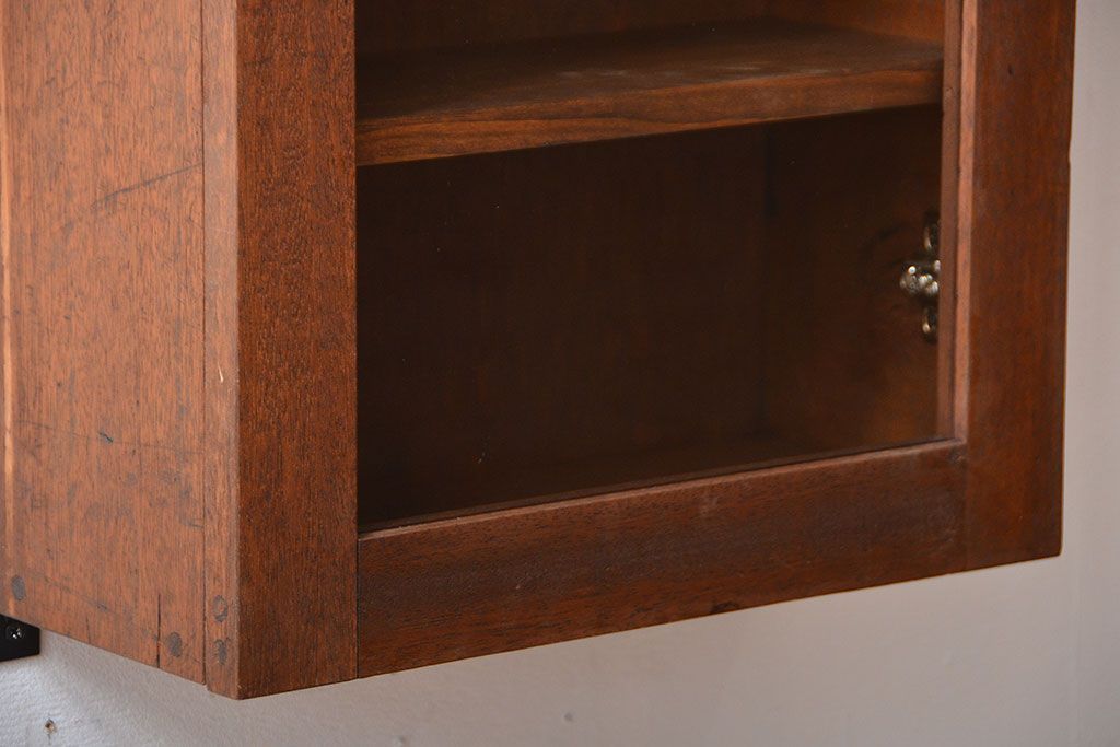 アンティーク家具　アンティーク　古い木製のお洒落な縦型壁掛け戸棚(1)