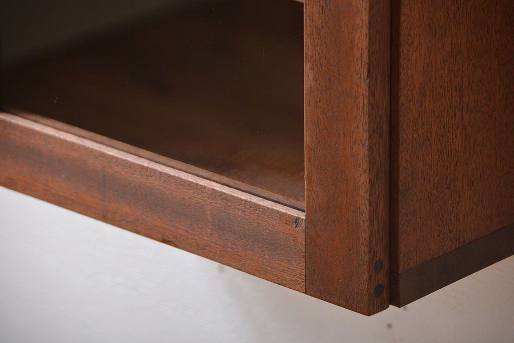 アンティーク家具　アンティーク　古い木製のお洒落な縦型壁掛け戸棚(1)