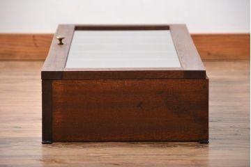 アンティーク家具　アンティーク　古い木製のお洒落な縦型壁掛け戸棚(1)