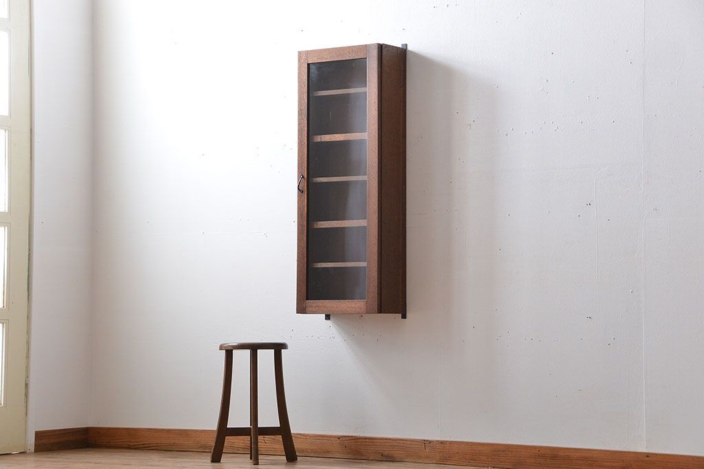 アンティーク家具　アンティーク　古い木製のお洒落な縦型壁掛け戸棚(2)