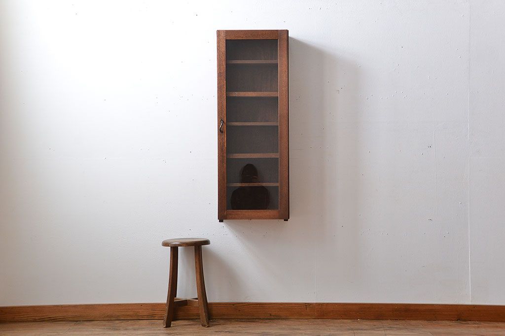 アンティーク家具　アンティーク　古い木製のお洒落な縦型壁掛け戸棚(2)