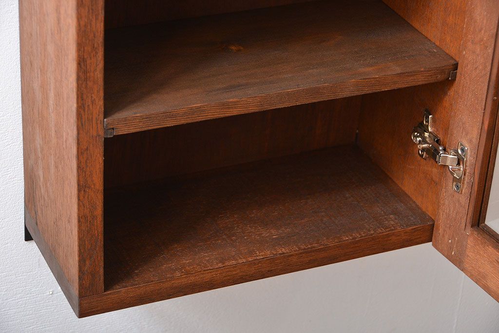 アンティーク家具　アンティーク　古い木製のお洒落な縦型壁掛け戸棚(2)