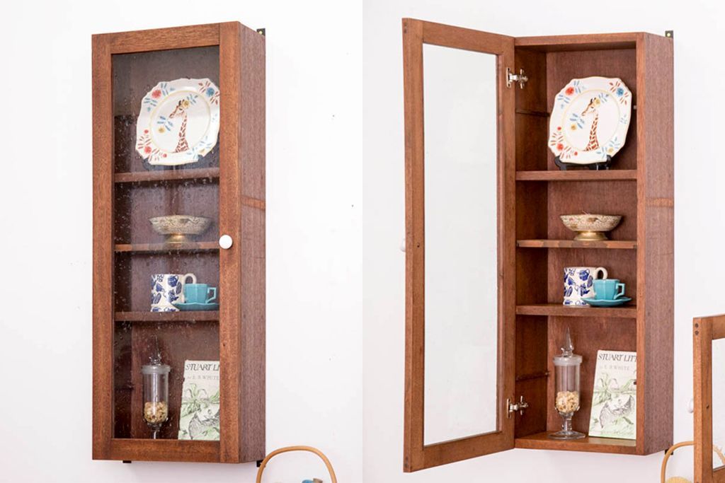 アンティーク家具　アンティーク　気泡ガラス入り!古い木製のお洒落な縦型壁掛け戸棚