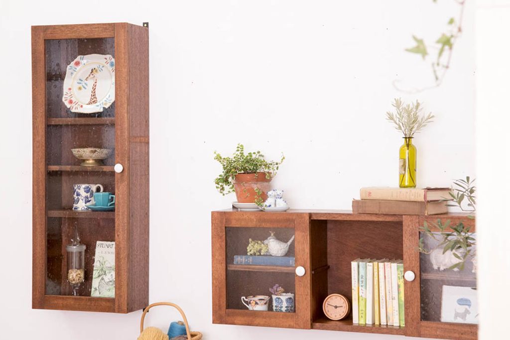 アンティーク家具　アンティーク　気泡ガラス入り!古い木製のお洒落な縦型壁掛け戸棚