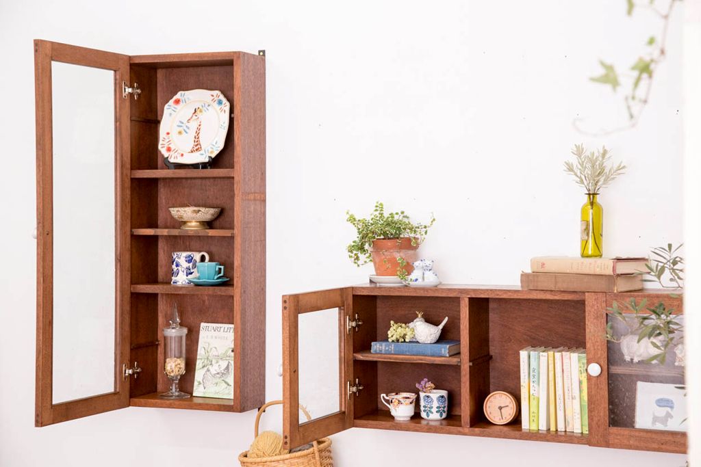 アンティーク家具　アンティーク　気泡ガラス入り!古い木製のお洒落な縦型壁掛け戸棚