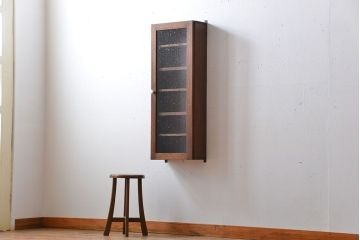 アンティーク家具　アンティーク　気泡ガラス入り!古い木製のお洒落な縦型壁掛け戸棚