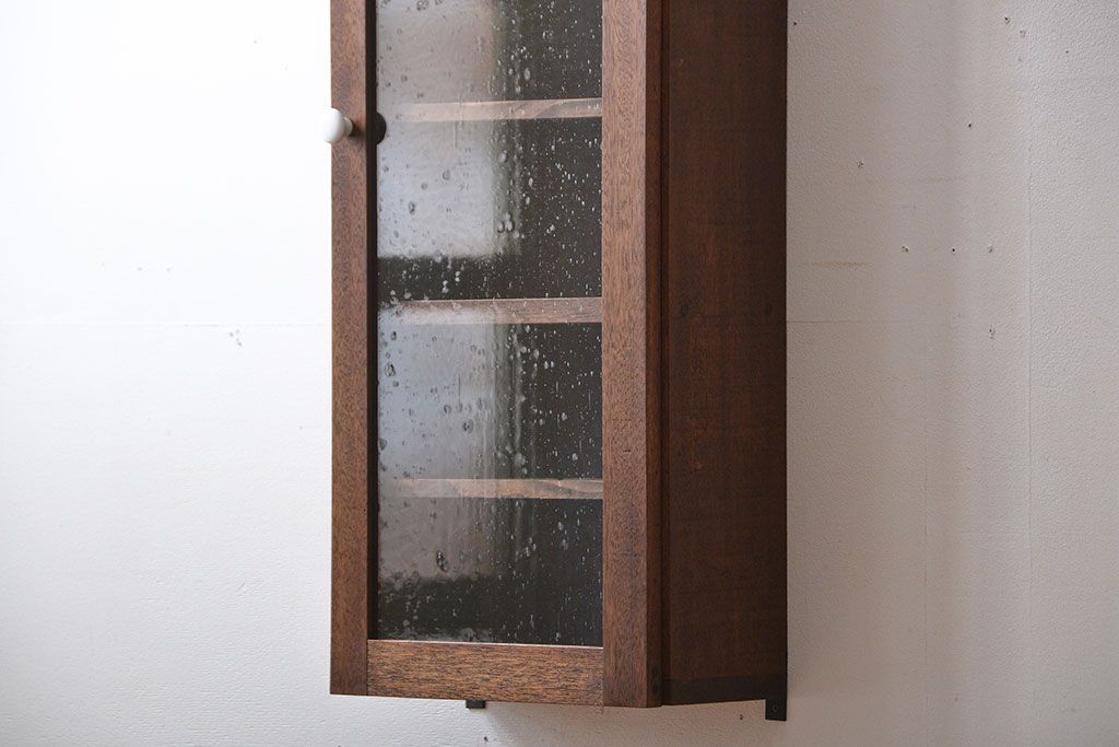 アンティーク家具　アンティーク　気泡ガラス入り!古い木製のお洒落な縦型壁掛け戸棚