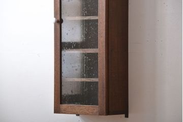 アンティーク家具　アンティーク　気泡ガラス入り!古い木製のお洒落な縦型壁掛け戸棚