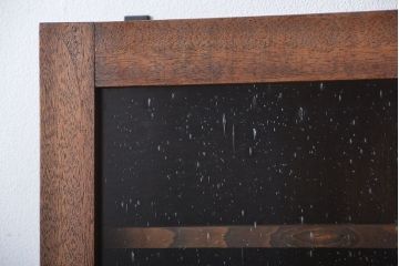 アンティーク家具　アンティーク　気泡ガラス入り!古い木製のお洒落な縦型壁掛け戸棚