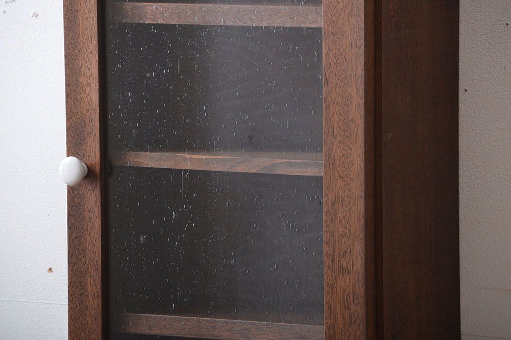 アンティーク家具　アンティーク　気泡ガラス入り!古い木製のお洒落な縦型壁掛け戸棚