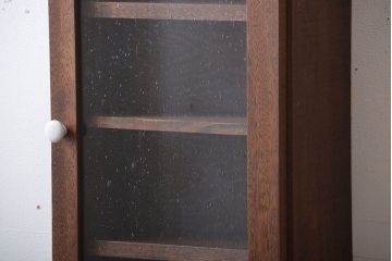 アンティーク家具　アンティーク　気泡ガラス入り!古い木製のお洒落な縦型壁掛け戸棚