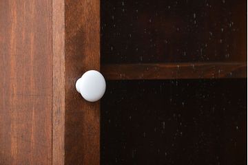 アンティーク家具　アンティーク　気泡ガラス入り!古い木製のお洒落な縦型壁掛け戸棚