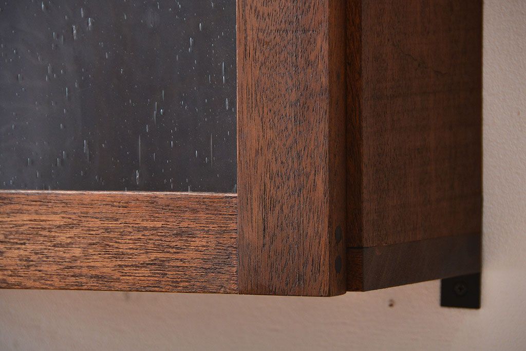 アンティーク家具　アンティーク　気泡ガラス入り!古い木製のお洒落な縦型壁掛け戸棚