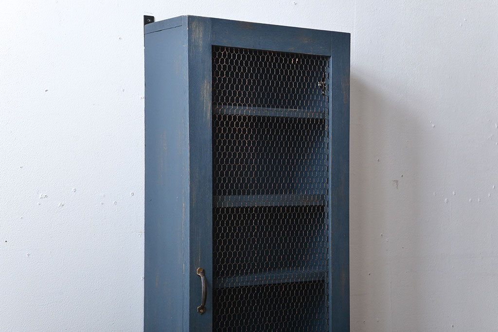 アンティーク家具　アンティークペイント　古い木製のお洒落な縦型壁掛け戸棚