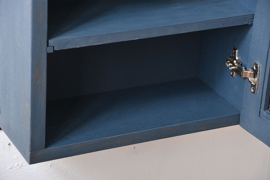 アンティーク家具　アンティークペイント　古い木製のお洒落な縦型壁掛け戸棚