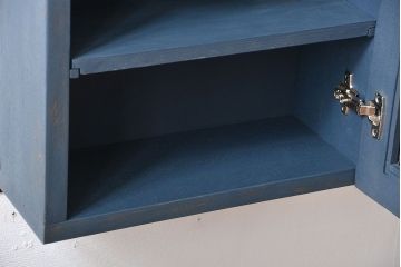 アンティーク家具　アンティークペイント　古い木製のお洒落な縦型壁掛け戸棚