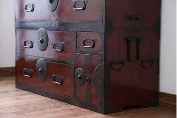 アンティーク家具　古民具・骨董　前面栗材!丸金具の重ね最上箪笥
