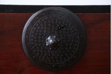 アンティーク家具　古民具・骨董　前面栗材!丸金具の重ね最上箪笥