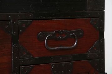 アンティーク家具　古民具・骨董　前面栗材!丸金具の重ね最上箪笥