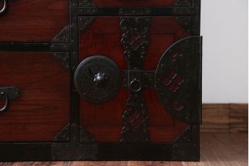 アンティーク家具　古民具・骨董　前面栗材!丸金具の重ね最上箪笥