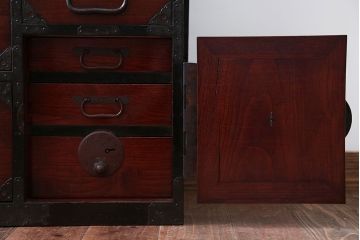 アンティーク家具　古民具・骨董　前面栗材!丸金具の重ね最上箪笥