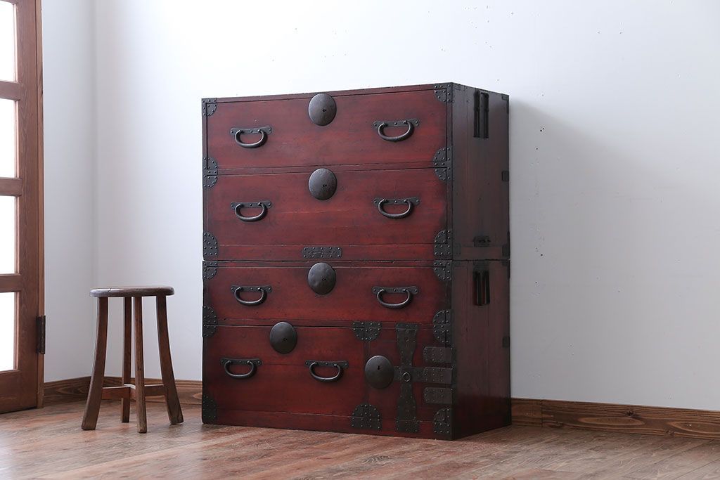 アンティーク家具　古民具・骨董　シンプルな丸金具の重ね衣装箪笥