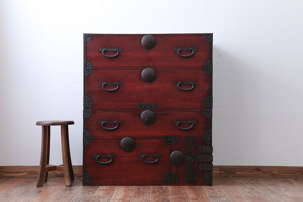 アンティーク家具　古民具・骨董　シンプルな丸金具の重ね衣装箪笥